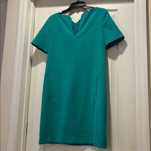 Trina Turk V-Neck Shift Dress Green Front Pockets  size 4